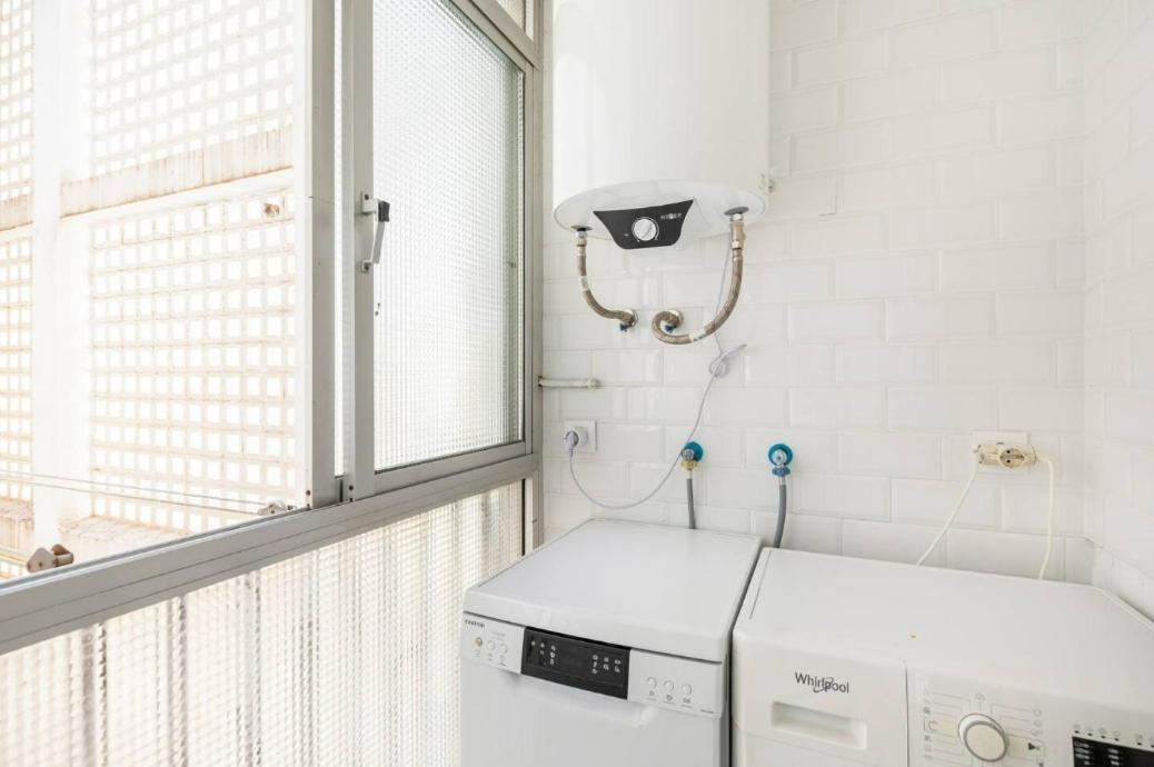 Apartamento Amplio Con 4 Habitaciones Y 2 Banos - Great Apartment With 4 Rooms - 2 Baths Sevilla Eksteriør bilde