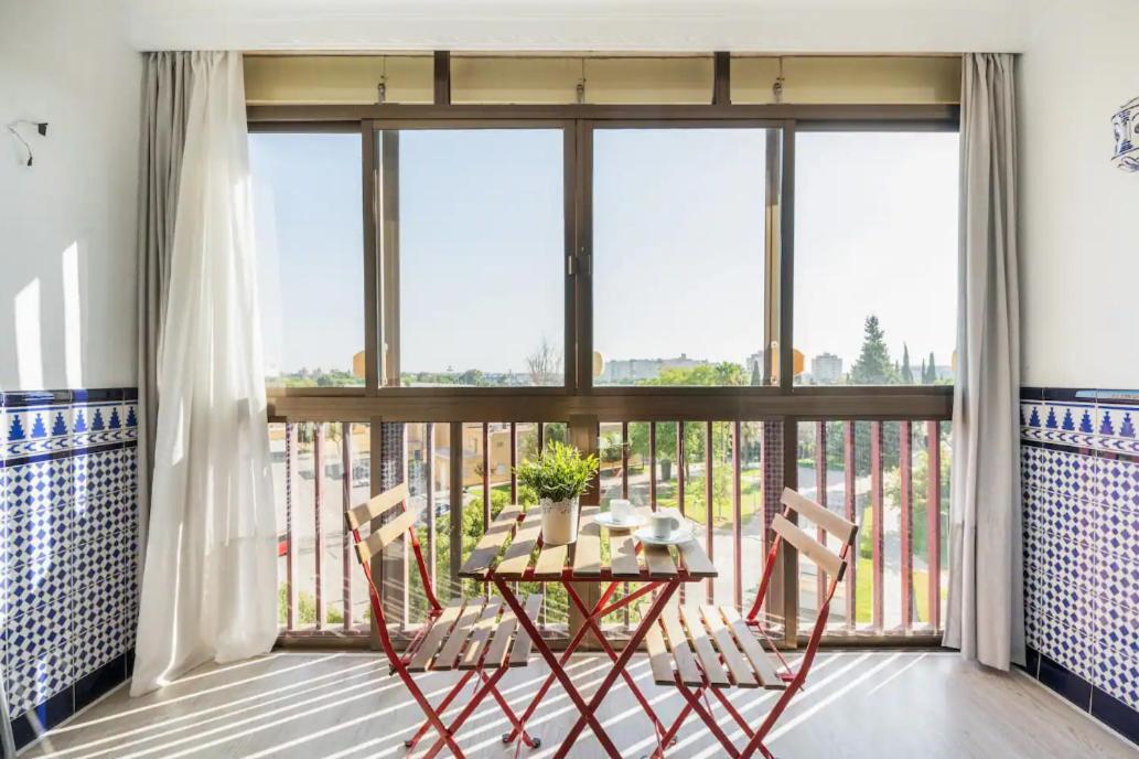 Apartamento Amplio Con 4 Habitaciones Y 2 Banos - Great Apartment With 4 Rooms - 2 Baths Sevilla Eksteriør bilde