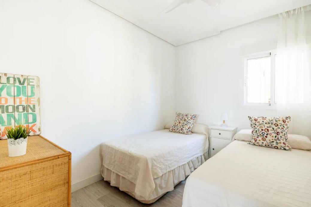Apartamento Amplio Con 4 Habitaciones Y 2 Banos - Great Apartment With 4 Rooms - 2 Baths Sevilla Eksteriør bilde