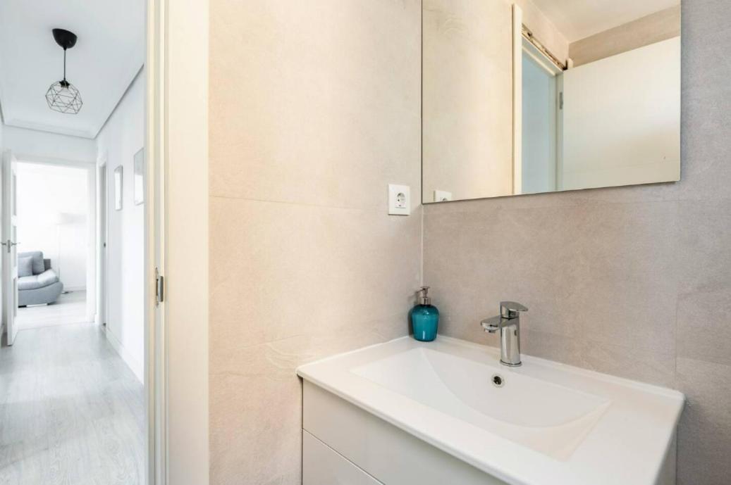 Apartamento Amplio Con 4 Habitaciones Y 2 Banos - Great Apartment With 4 Rooms - 2 Baths Sevilla Eksteriør bilde